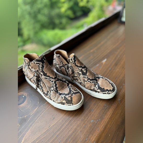 🎉 Bundle 3 for $21 🎉 Steve Madden Caliber 7.5 Wedge Snakeskin Platform Sneaker - Picture 3 of 12